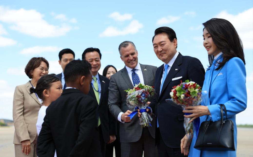 韩国第一夫人黄色裙子配黑西装,韩国第一夫人粉色穿搭