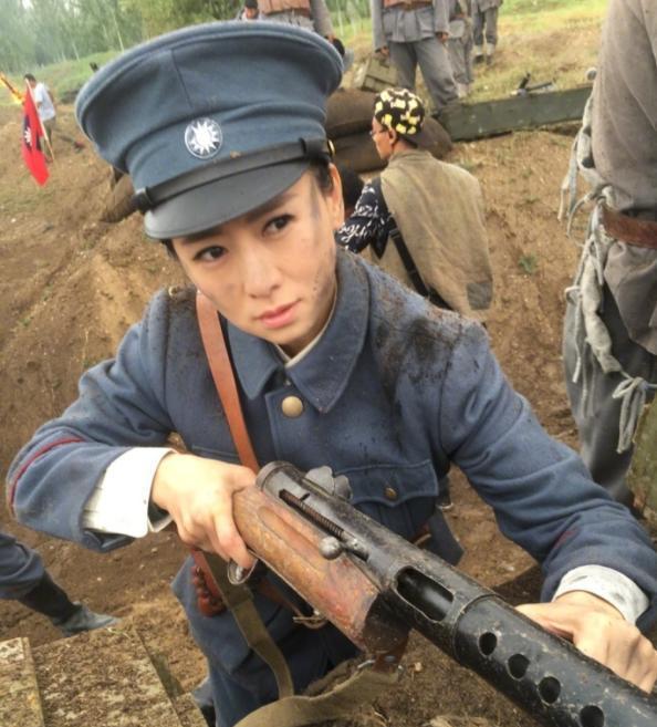 舍不得红唇眼线假睫毛，就别演女兵，这6位女星扮相才叫尊重观众