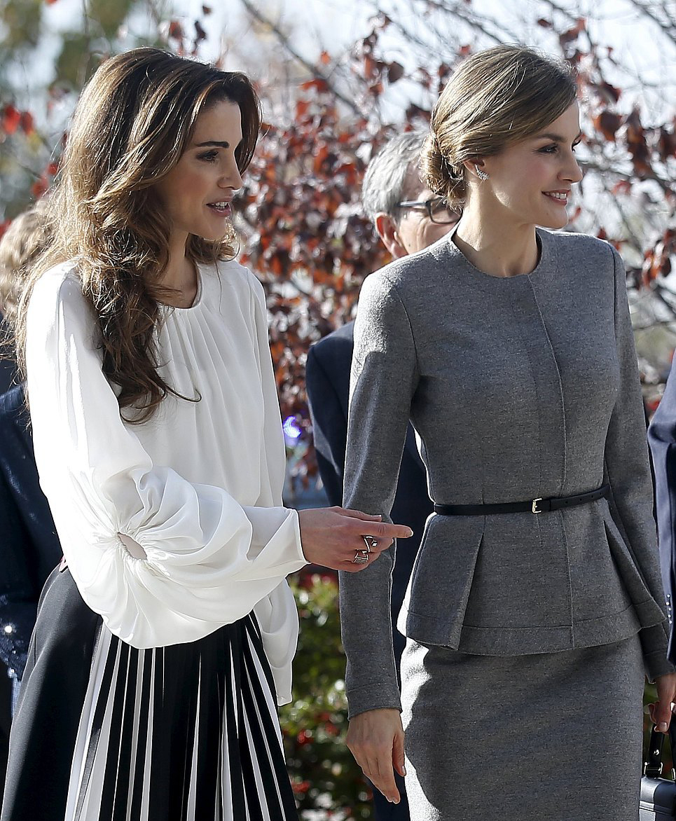 西班牙王后白色连衣裙穿搭,西班牙王后穿衣黑白色衬衫