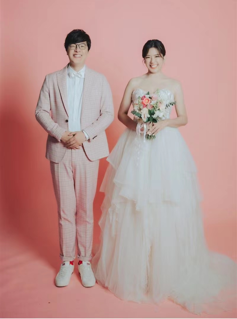 39岁美女新闻主播结婚!晒婚纱照秀美腿,老公上班族恋爱未满1年