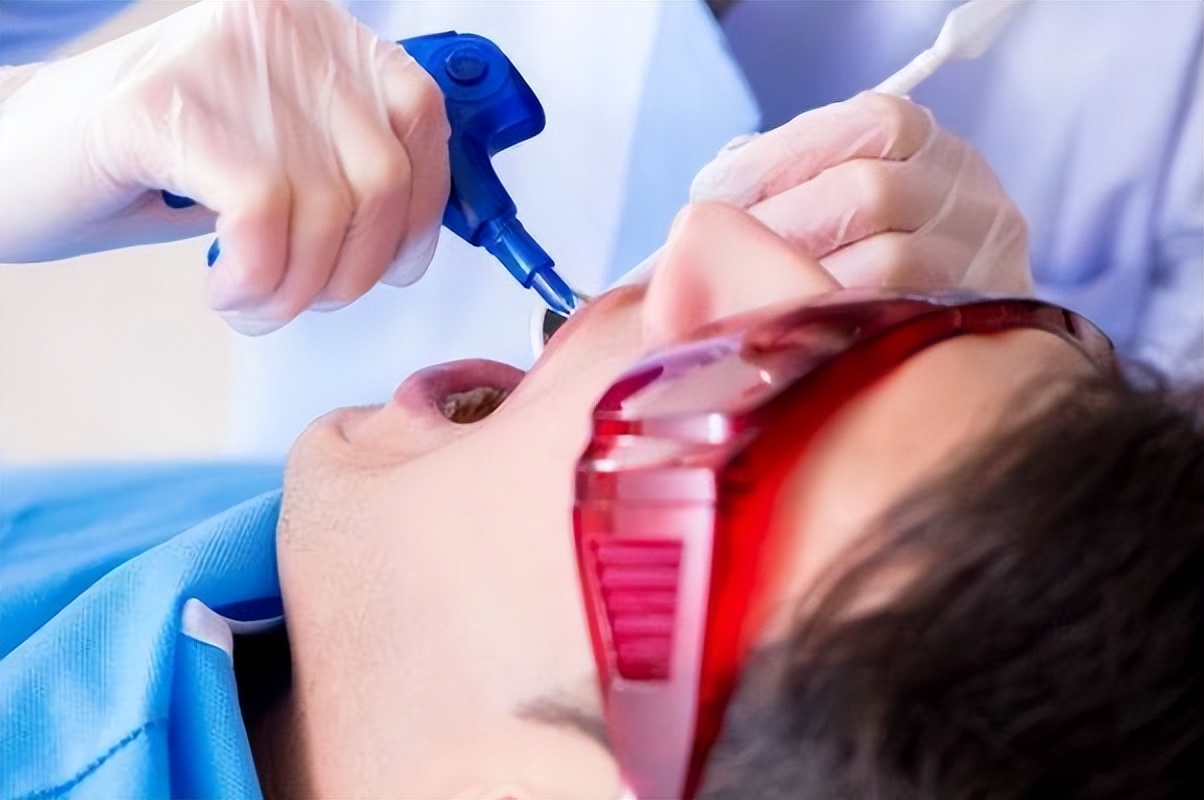 洗牙危害大还是不洗牙危害大,为什么有人说洗牙对牙齿有伤害啊