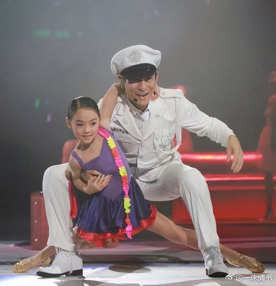 功夫巨星女儿与亲爹决裂20多年，“同爹不同命”：究竟是谁的错？