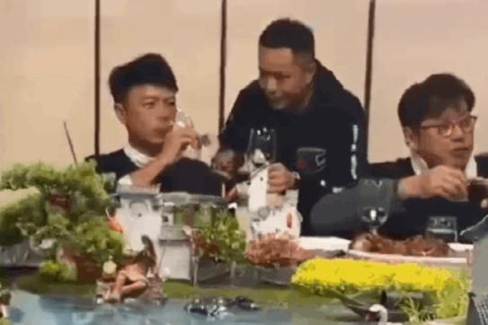 为还每月60万的房贷，54岁李克勤频上综艺，酒桌上被灌酒显疲态