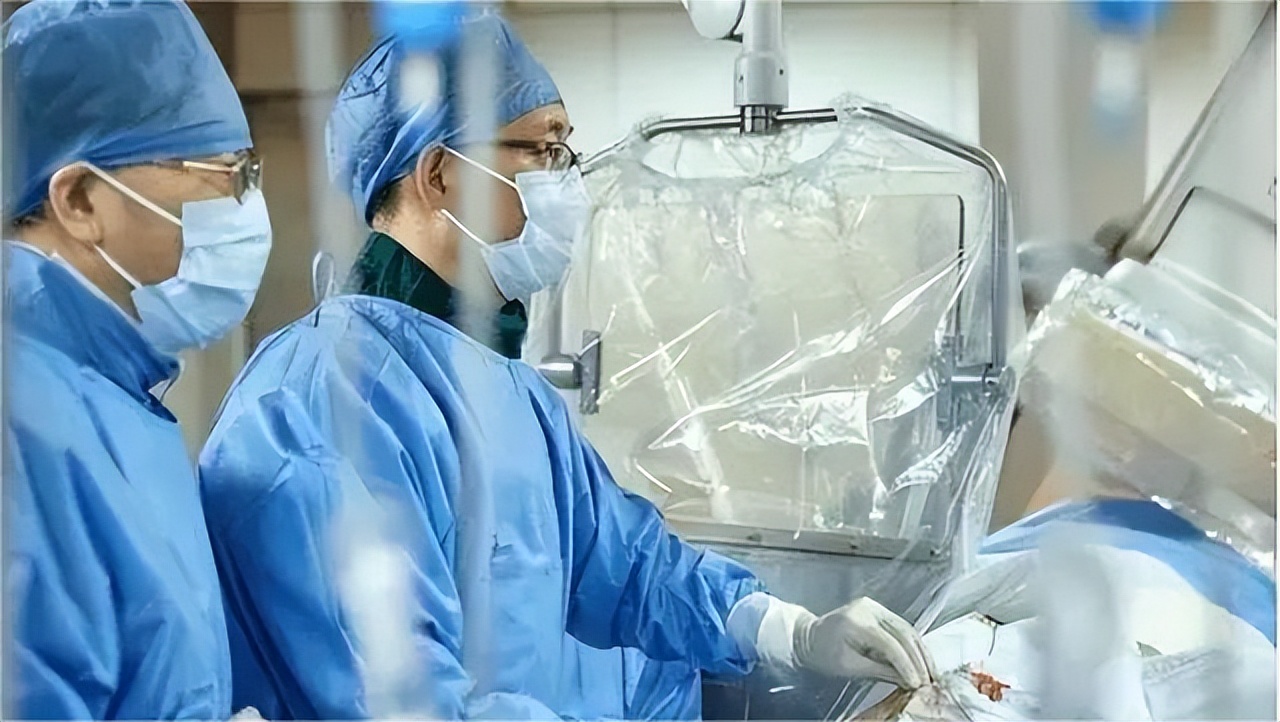 老人子宫掉出体外怎么治疗,62岁老人子宫掉下来