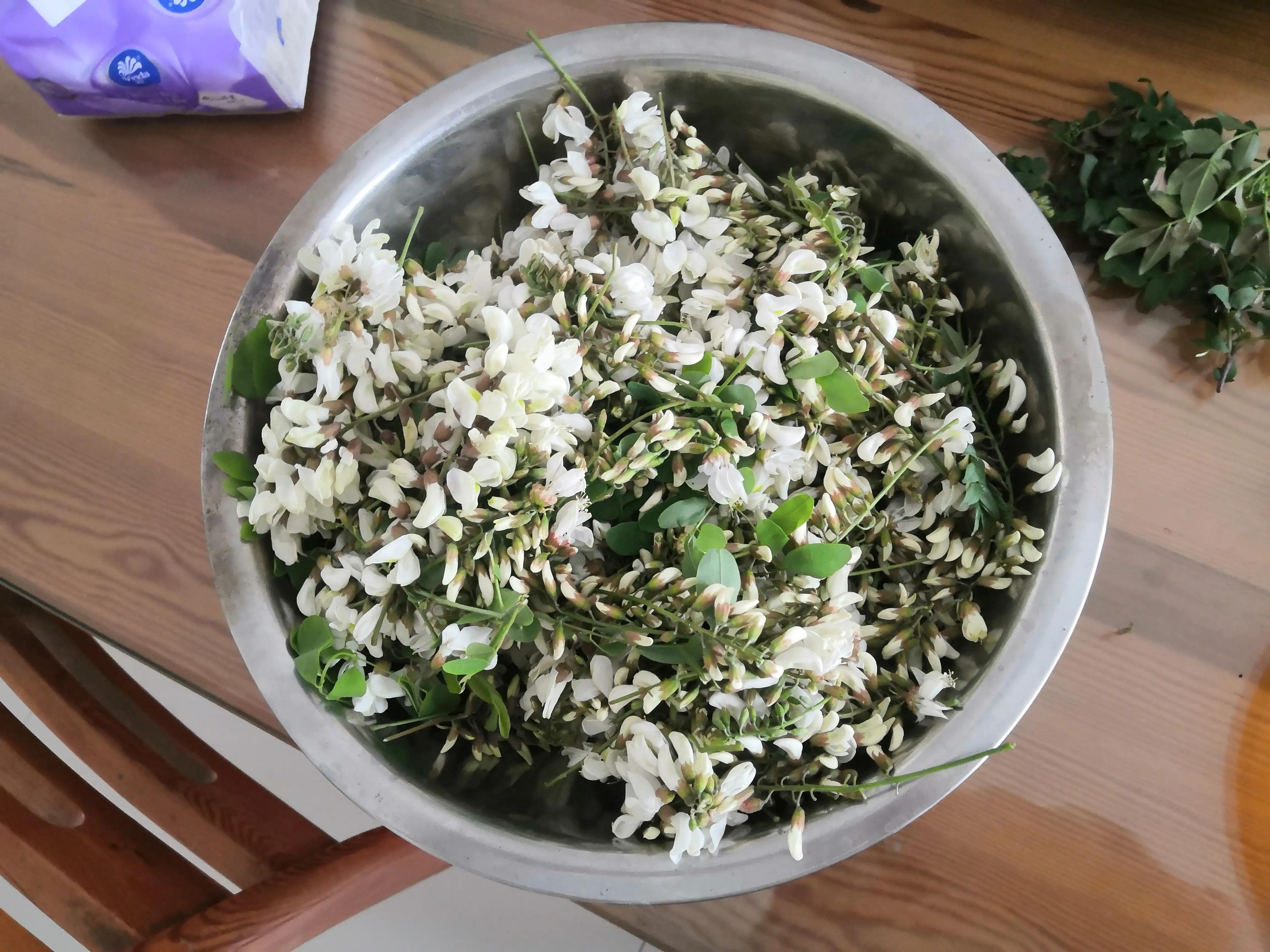 怎么做钩子钩槐花,现在有槐花了烙槐花饼子怎么烙