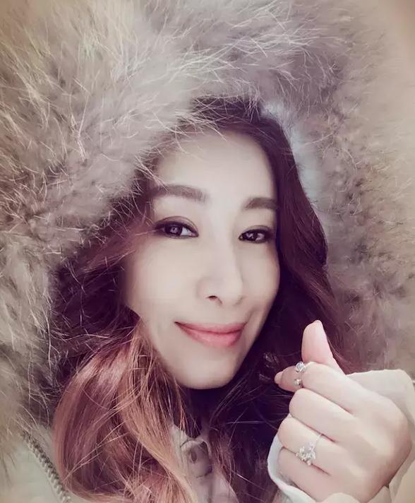 女子割双眼皮失败像瞪眼,女明星割双眼皮对比照