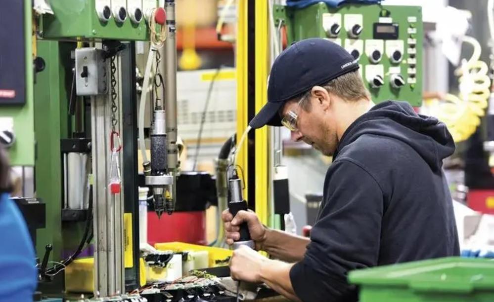 轻工业成本不断上升，为寻廉价劳动力，跨国公司便向非洲等地转移