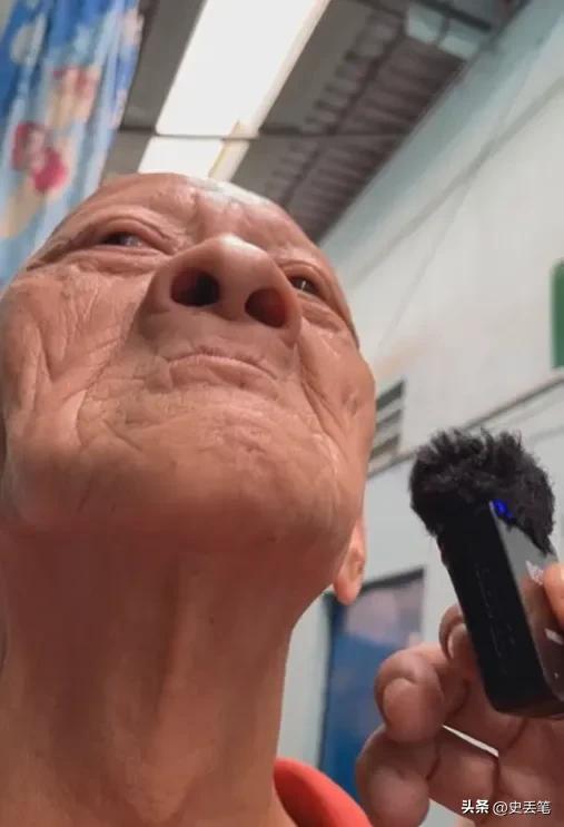 越南有位大爷从出生开始就浑身无毛，女友去世后他选择终身不娶