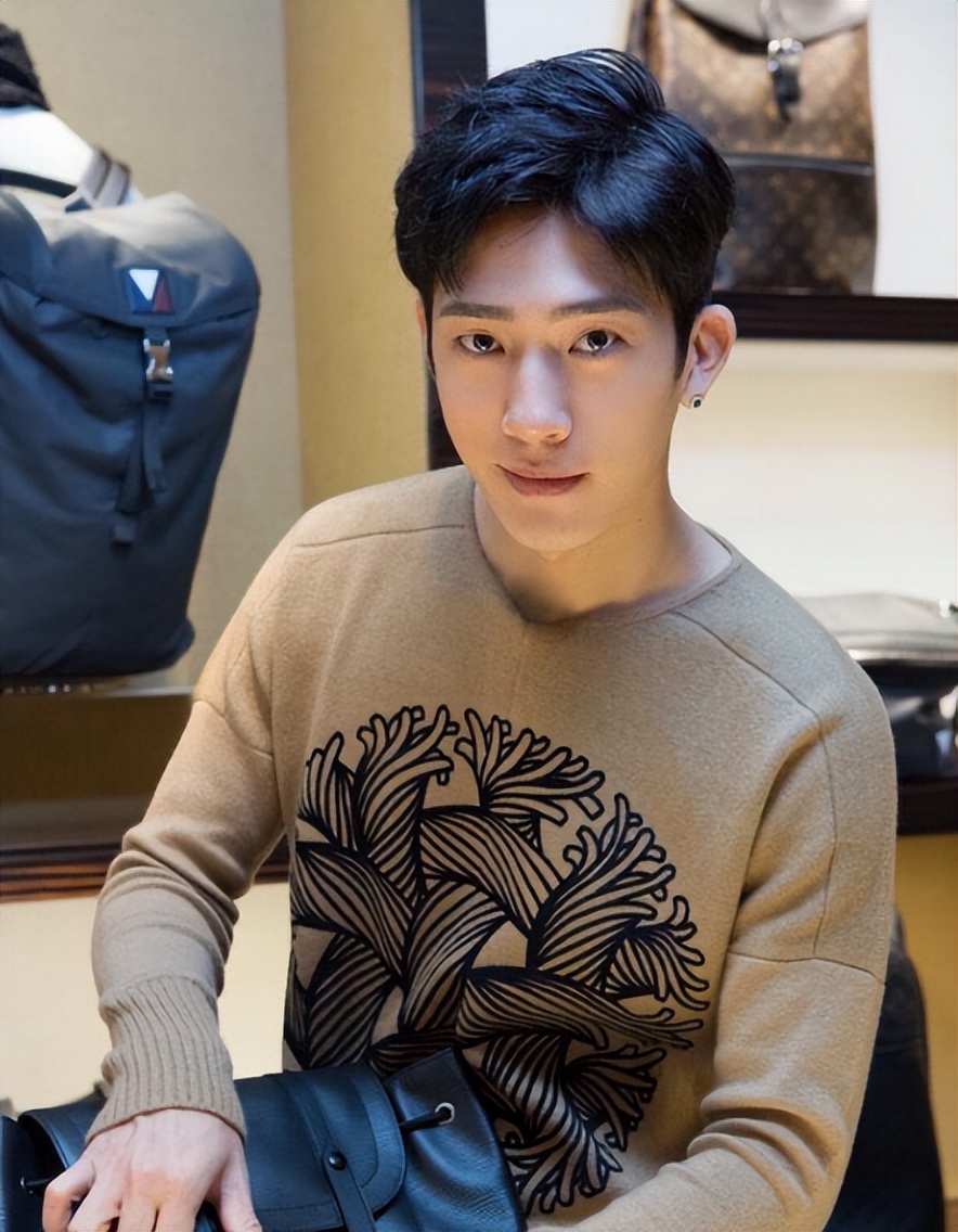 井柏然奶奶养大父母认亲视频,井柏然成为大明星后父母再来认亲