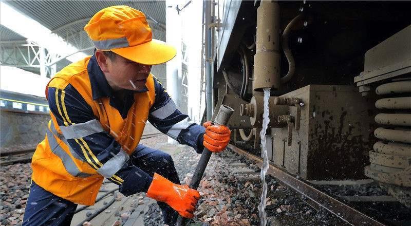 火车内的4个“秘密”：神秘的乘务员规定和震撼的鸣笛传统！