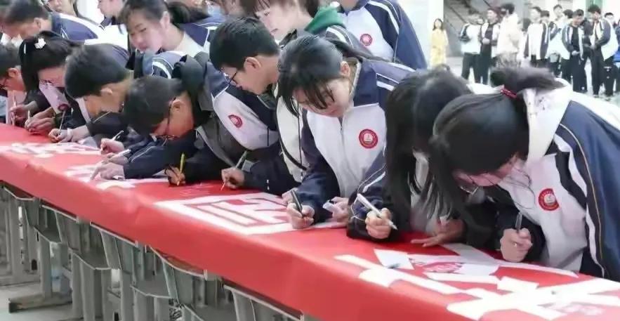 13岁女孩遭残忍施暴10小时，被扒光扔草地羞辱，家属收到被虐视频