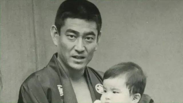 日本演员高仓健逝世,高仓健在日本地位