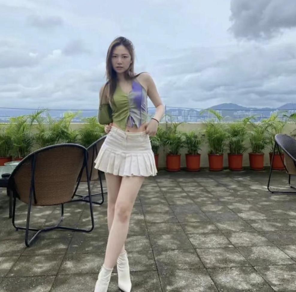 有一种尴尬叫“星二代玩性感”，*裤底**胸部全露，让明星父母都脸红