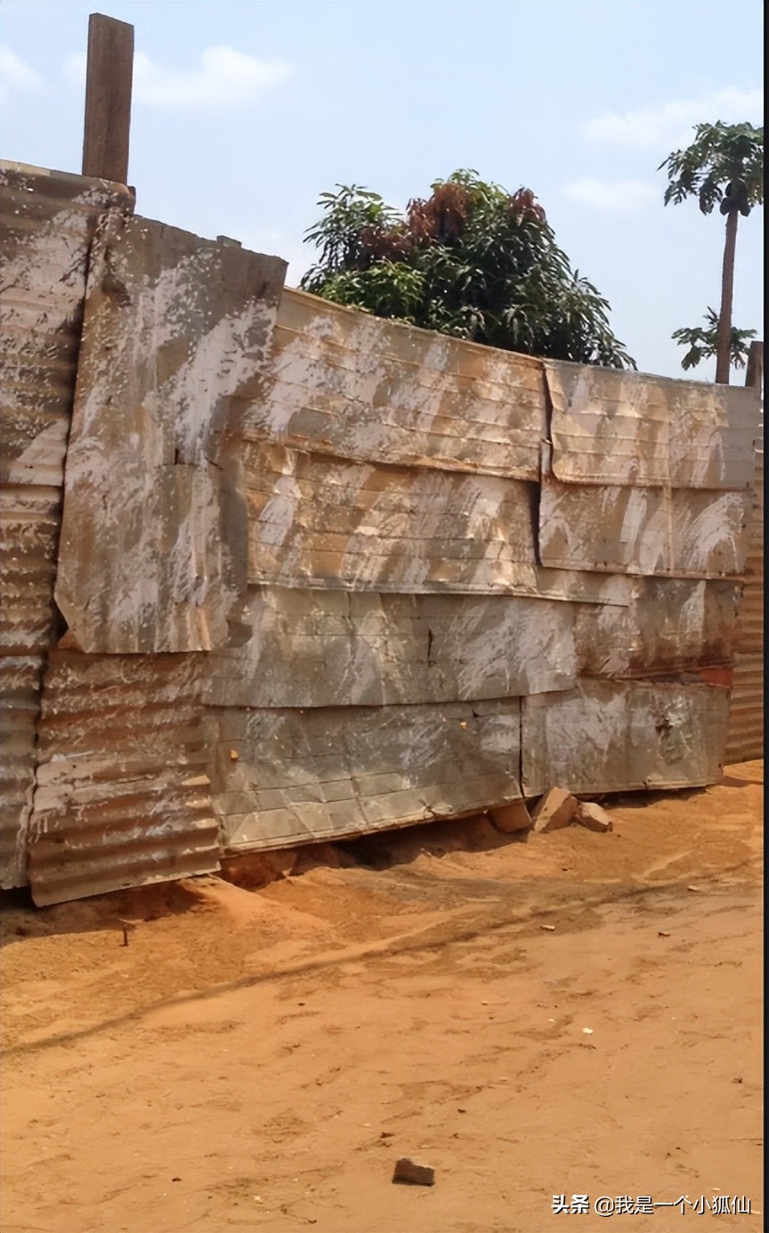 在非洲安哥拉，我开车从黑人村子里穿过（我在安哥拉的日子320）