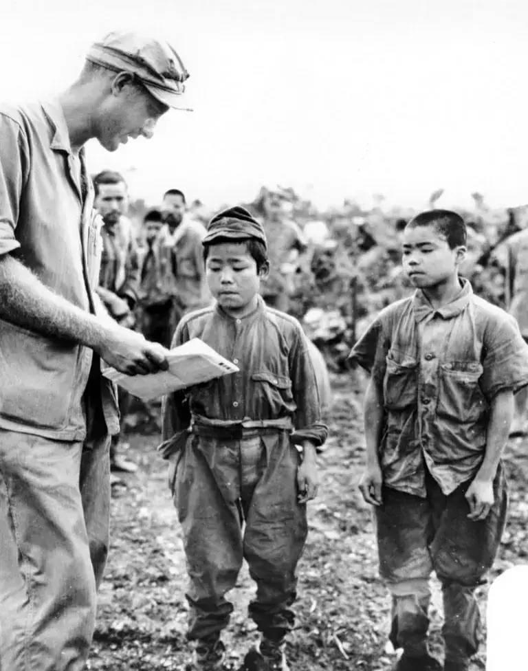 侵华日军*行暴**照片，女子为活命，脱下衣服让日本人拍摄，*辱侮**致死
