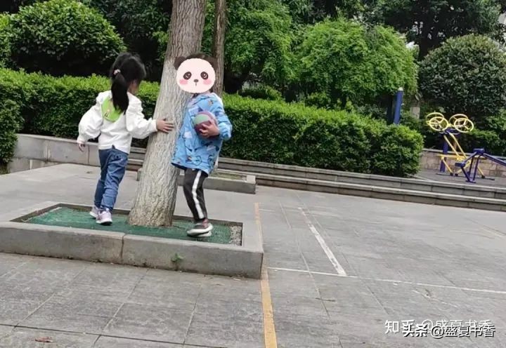宝宝幼儿园不愿意和别的小朋友玩,幼儿园想和小朋友玩但方式不对
