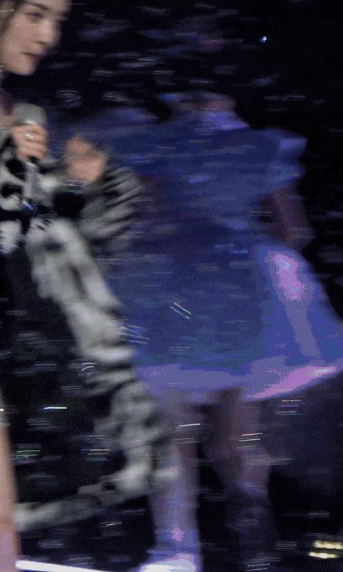 金星直播吐槽明星穿深v,金星吐槽明星走红毯捂胸