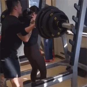 教练辅助女学员深蹲,教练辅助女生深蹲150kg