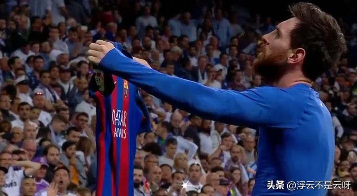 因个子矮被抛弃的足球巨星,出生贫寒17岁却成为足球界的传奇