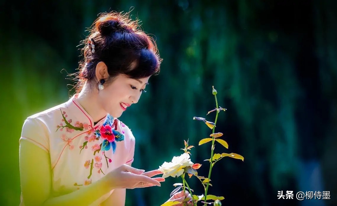 阿姨公园拍照怎么拍出高级感,中年妇女拍照怎么拍出高级感