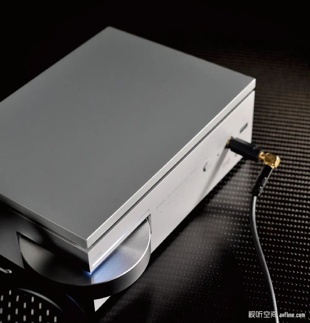 新瓶装新酒时尚实用的数播：LUXMANC5数播解码前级一体机