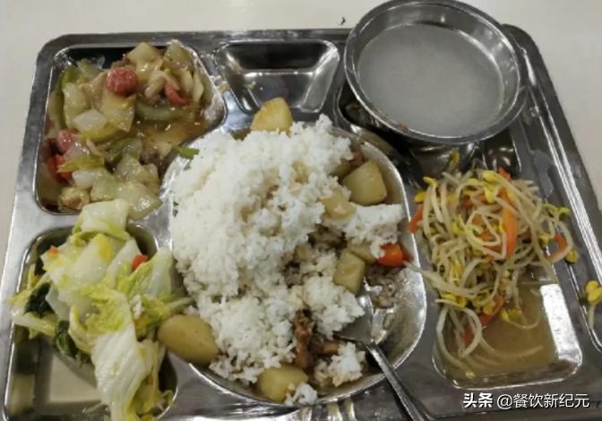 小伙吐槽食堂,吐槽厂里伙食不好