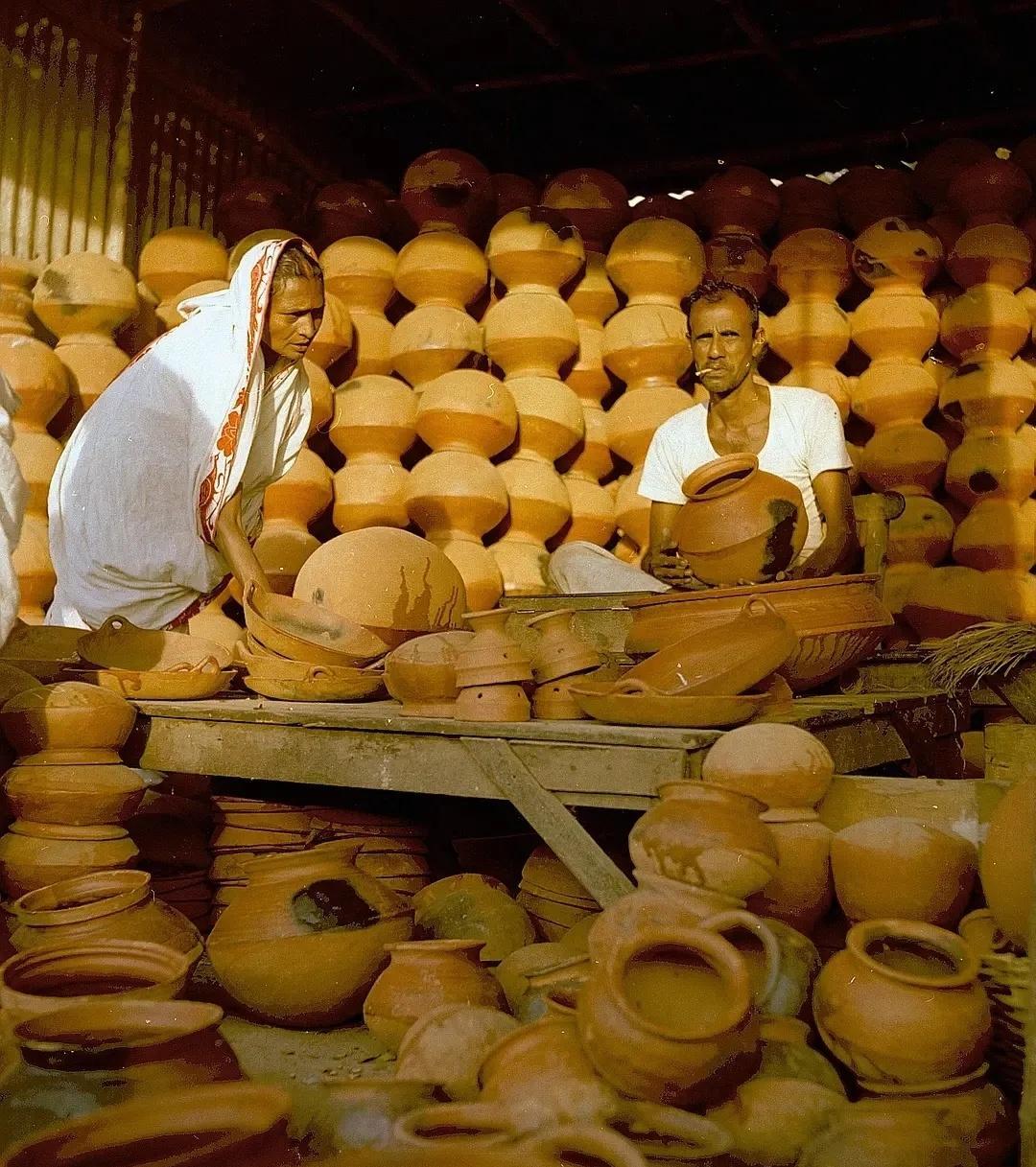 真实晚清老照片：穿着肚兜的*女妓**在揽客，底层妇女穷到衣不蔽体2