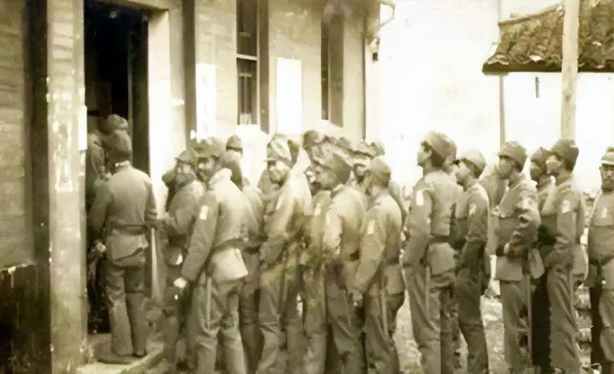 侵华日军*行暴**照片，女子为活命，脱衣服让日本人拍摄，*辱侮**致死