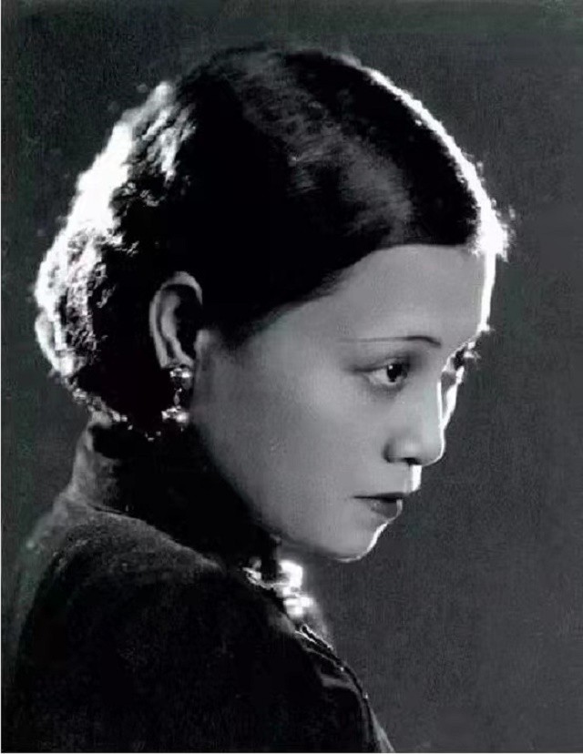 黎明晖：王子追求她献歌到半夜，她却嫁足球员，晚年因贫做保育员