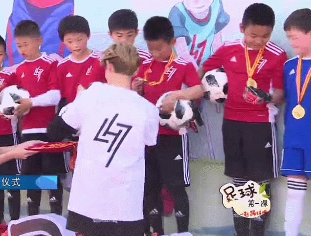 世界纷纷扰扰，只有鹿晗还在建他的球场