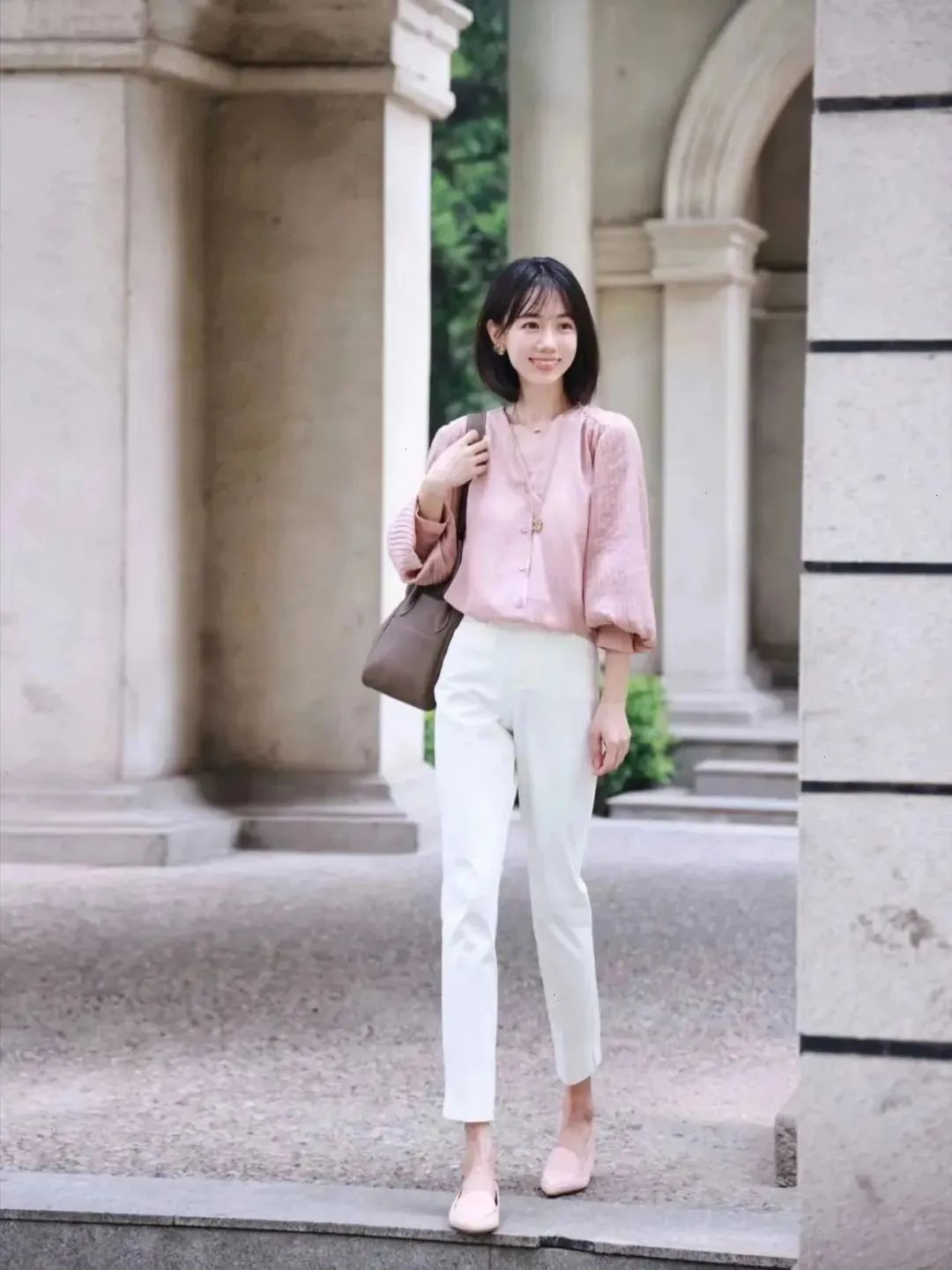 春夏流行的白裤子5种穿搭方法，清爽又自在