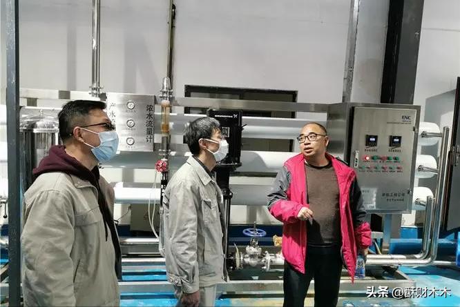 瓶子寒酸一捏就软，却年卖数十亿，“1元水”市场为何只剩冰露？