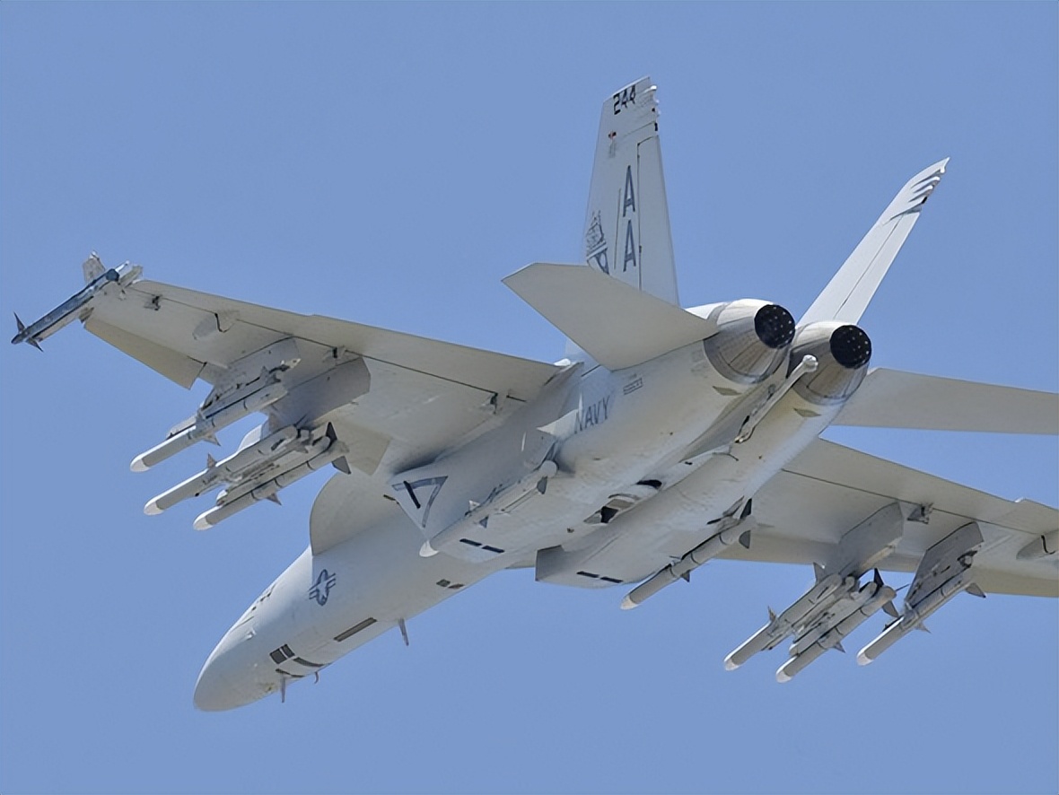 歼15是最差的俄军战机复制品？中国舰载战斗机歼15性能如何？