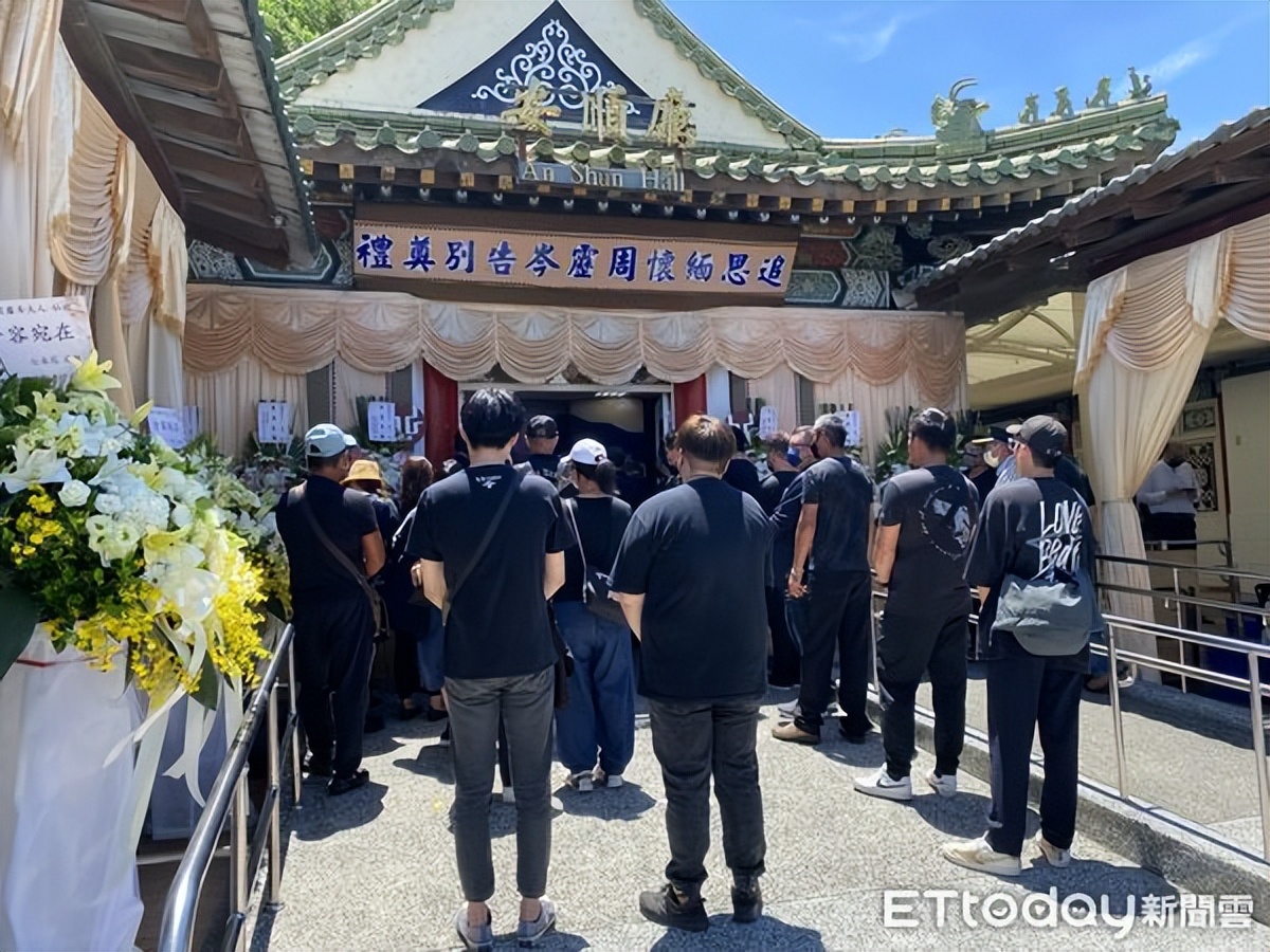 快讯/七朵花仔仔逝世享年35岁!陈乔恩老公、小洁悲痛现身告别式