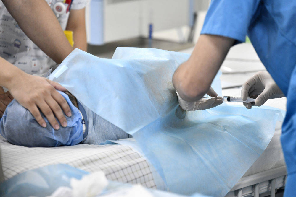 岳父全力扶持女婿，上位后他给妻子下毒两年，看她挣扎着慢慢死去