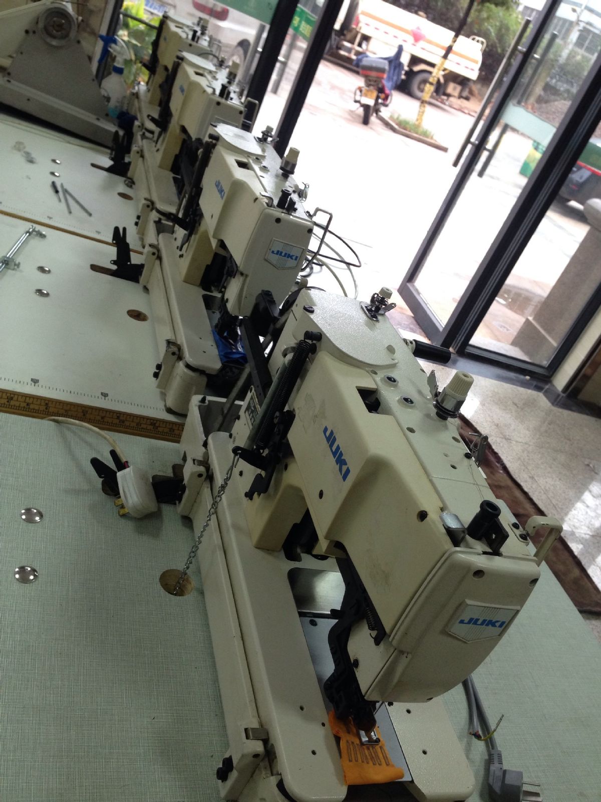 缝纫机锁边机线路过密维修教程,老式缝纫机锁眼机不往前走怎么办