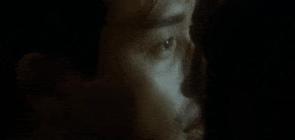 他穿深V露背装，和歌迷开黄色笑话，没被封号还引千万人点赞？