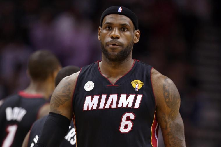 老詹40分10篮板9助攻2抢断,17年总决赛老詹自抛自扣隔扣麦基