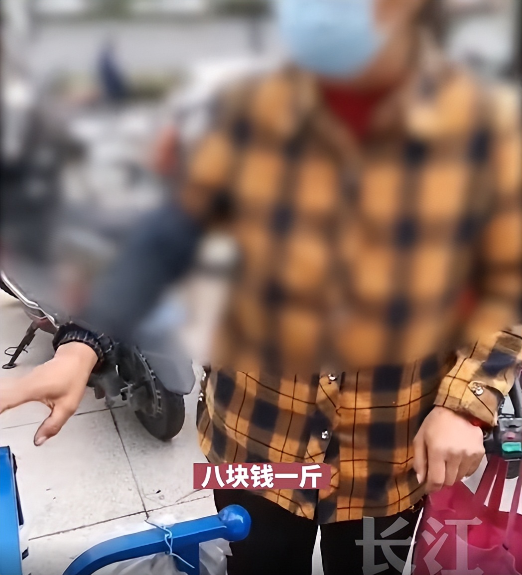 男子买四个烤红薯，摊贩大妈说4斤重收35元，回家一过秤只有2.5斤