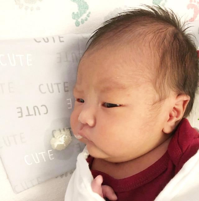 小宝宝喜欢吐奶是怎么回事,两个月婴儿怎么预防吐奶到衣服上