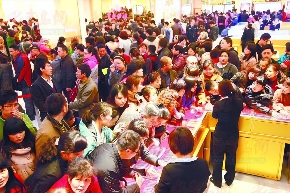 2013年几月开始华尔街做空黄金的,2013年华尔街为什么要做空黄金