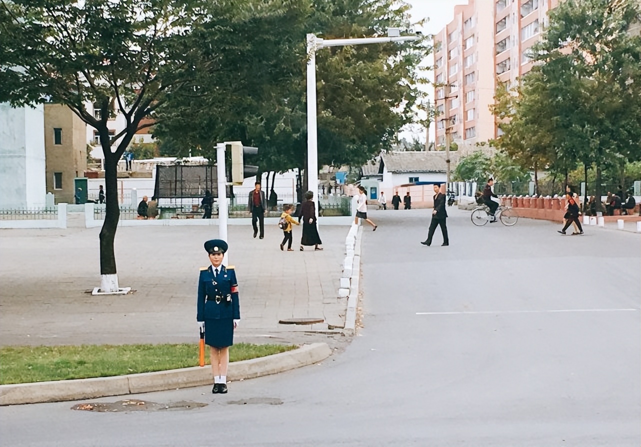 朝鲜街头的美女穿着朴素单纯,朝鲜姑娘在东北大街上逛街的视频