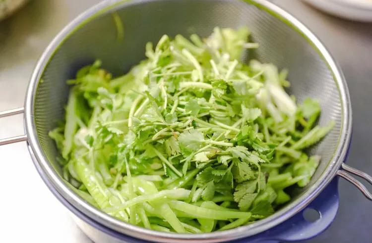 夏天大家喜欢吃的凉拌菜快来看看,家常菜适合夏天做的一道凉拌菜