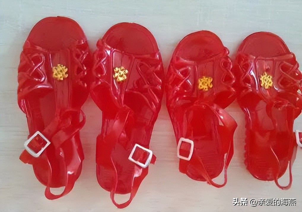 七八十年代供销社里的打酱油、雪花膏、搪瓷缸子，全是当年的味道