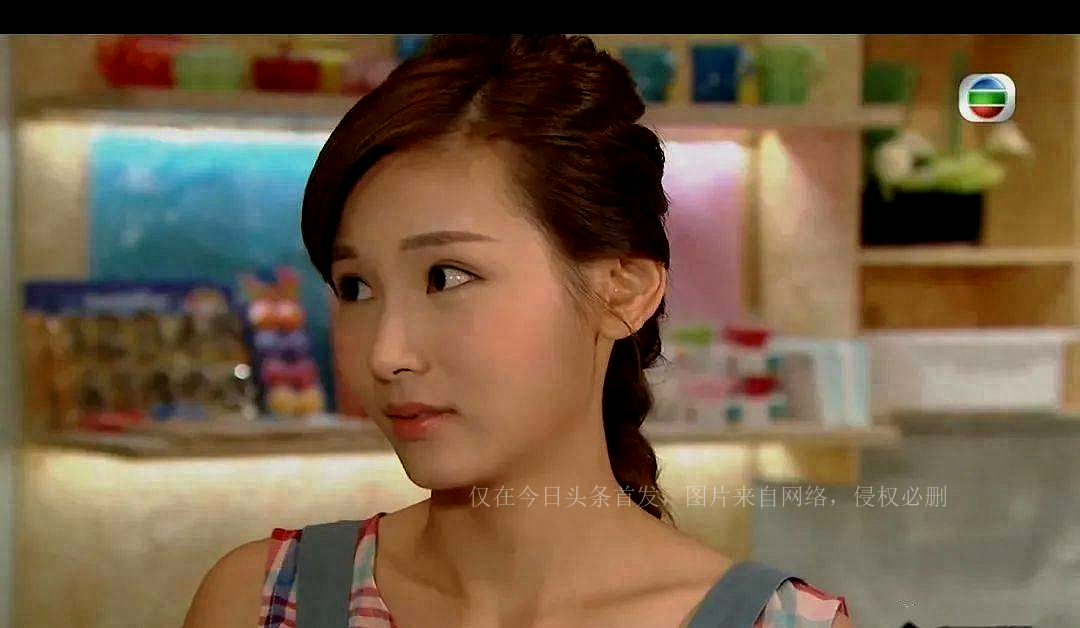 女星参与综艺节目下面走光，引发热议