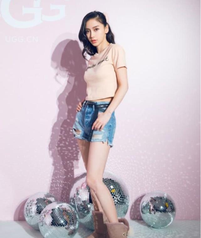 杨颖吊带牛仔裤穿搭,杨颖牛仔裤配什么衣服