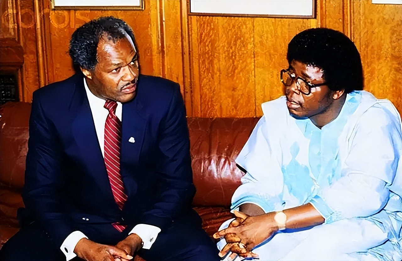 利比里亚独裁者多伊，最后死的有多惨？卡扎菲、萨达姆都比他体面