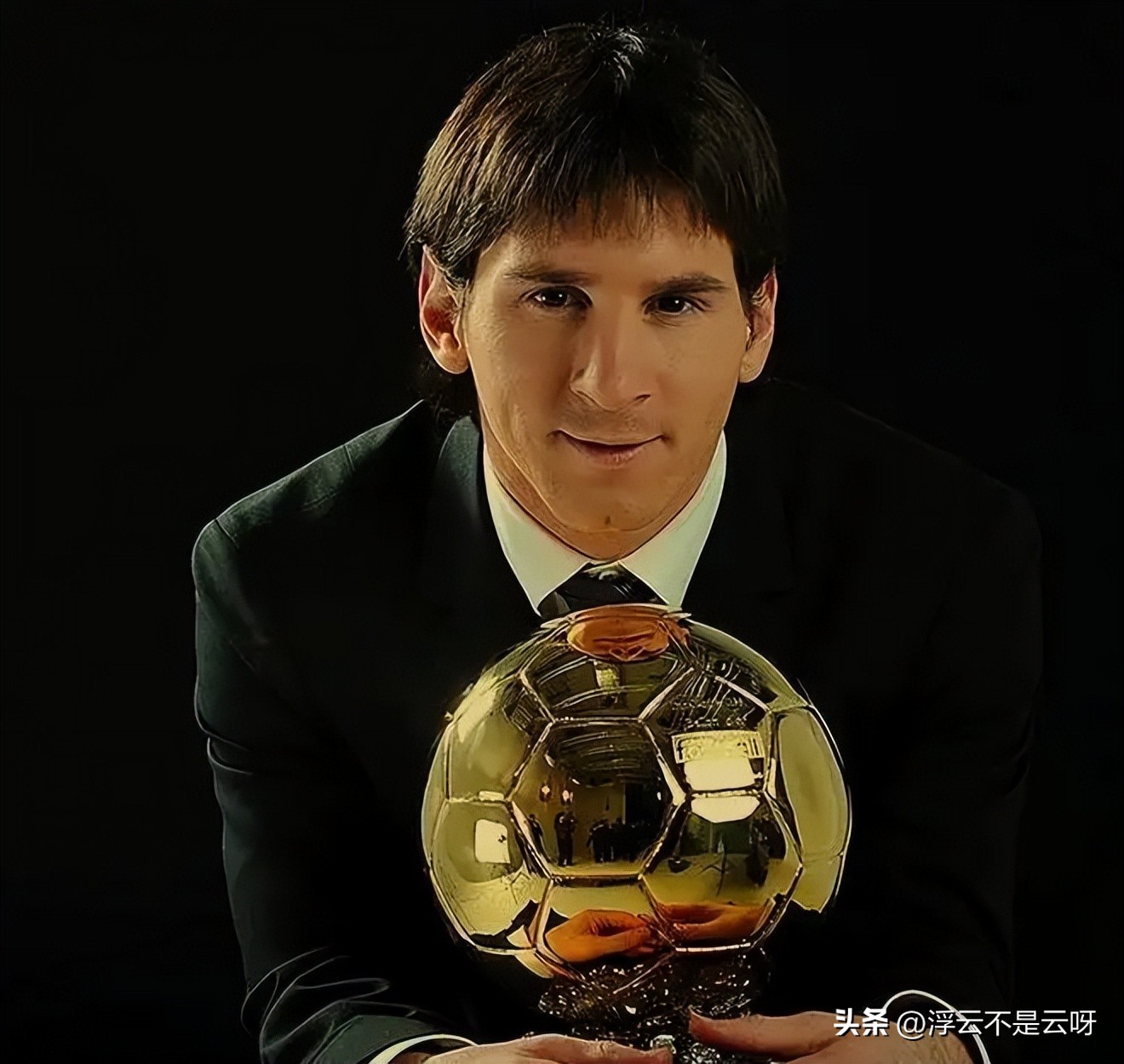 从小立志成为足球界最伟大的球员,出生贫寒17岁却成为足球界的传奇