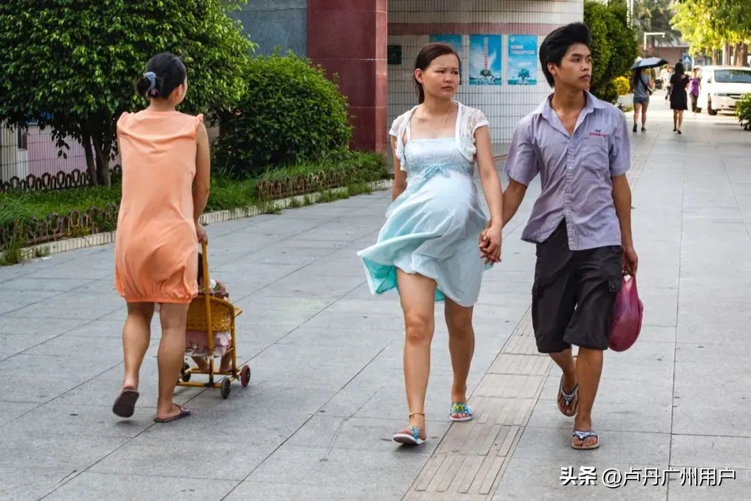 20年拍下150万张“东莞女工”在国外爆火：中国制造，不可思议！