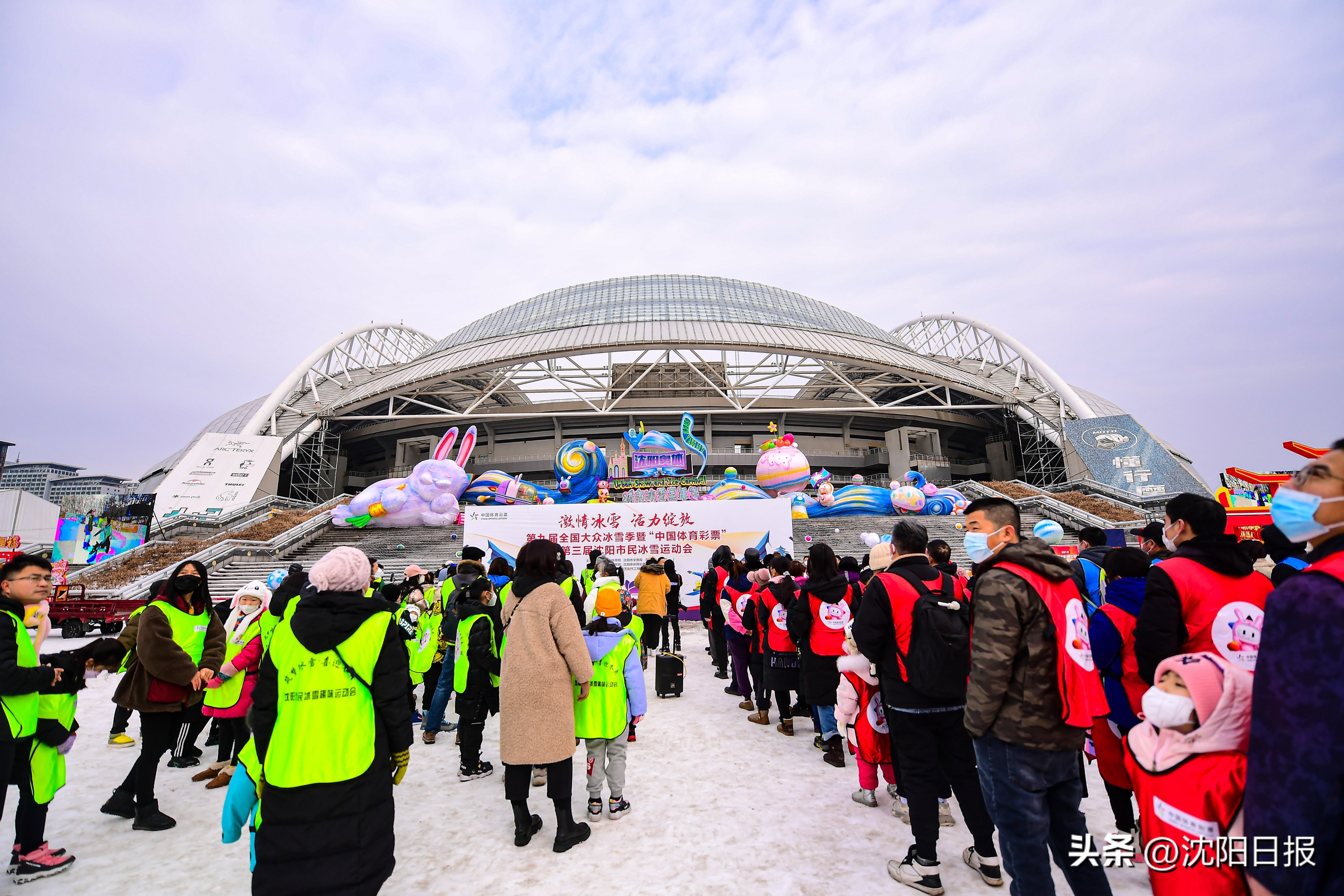 孩子们雪中撒欢,小孩子们在雪地里疯狂撒欢